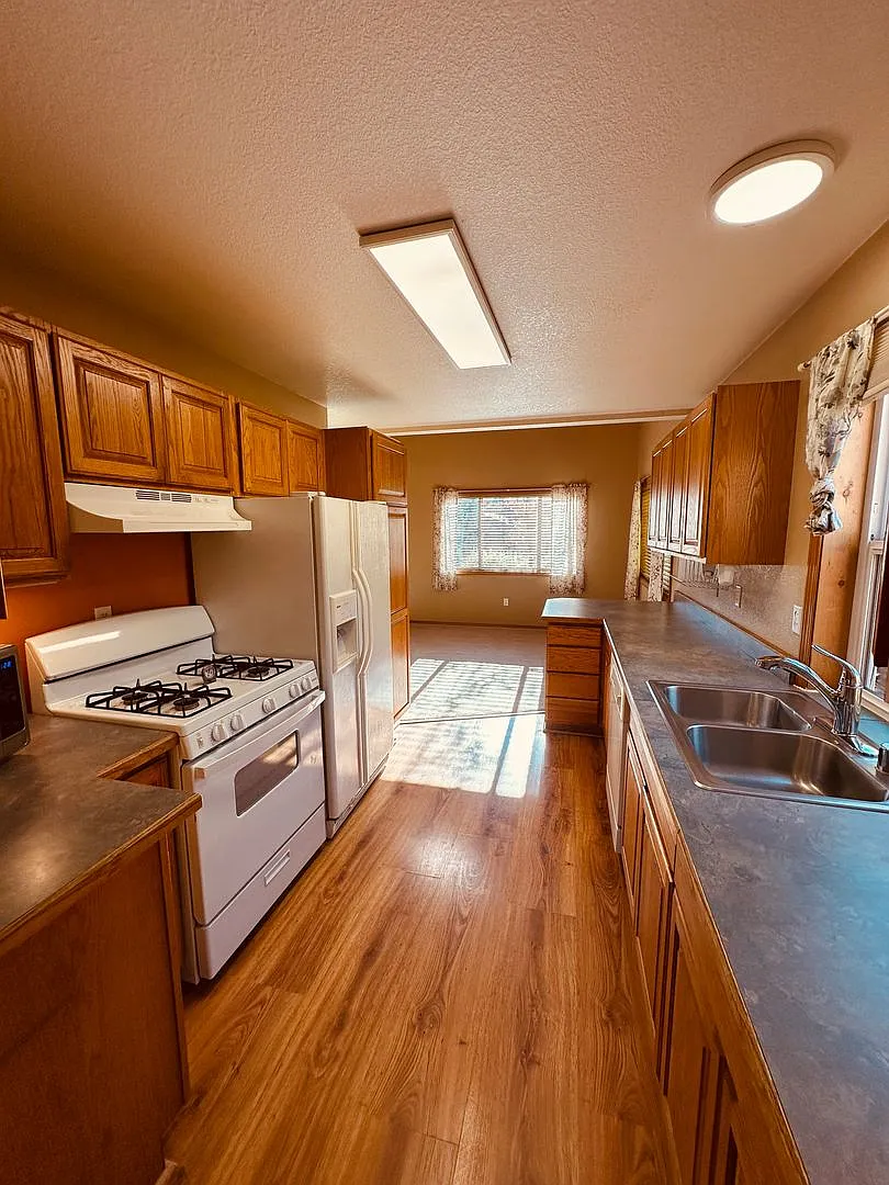1015 E. Hanna Circle — Photo 2