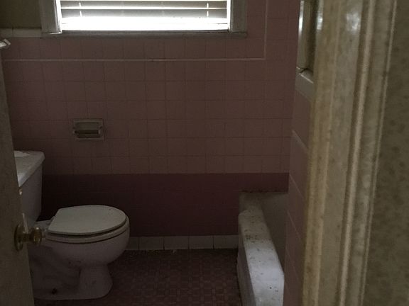 4th image of 2035 Commodore Cir
