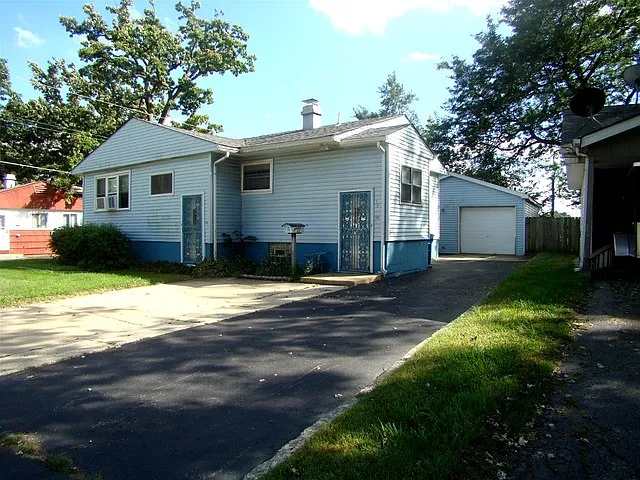 74 Robin Rd photo 1