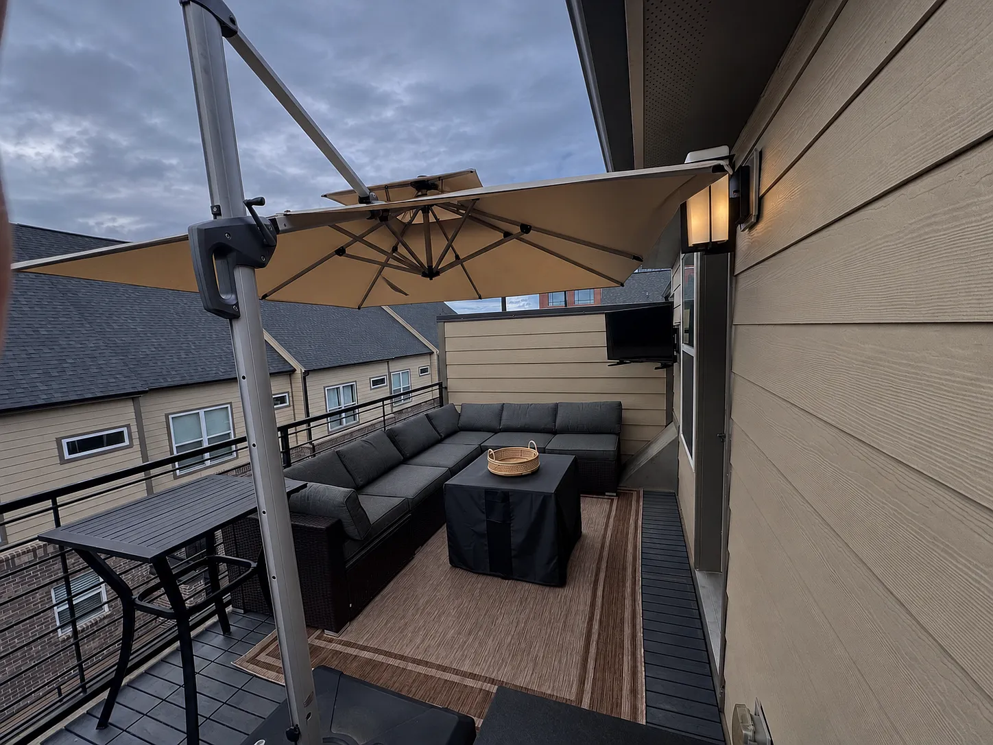 3 bed, 3.5 bath, 1813 sqft, $3,495 — Photo 2