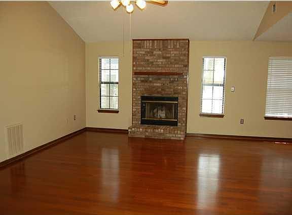 3rd image of 404 Parkwood Pl
