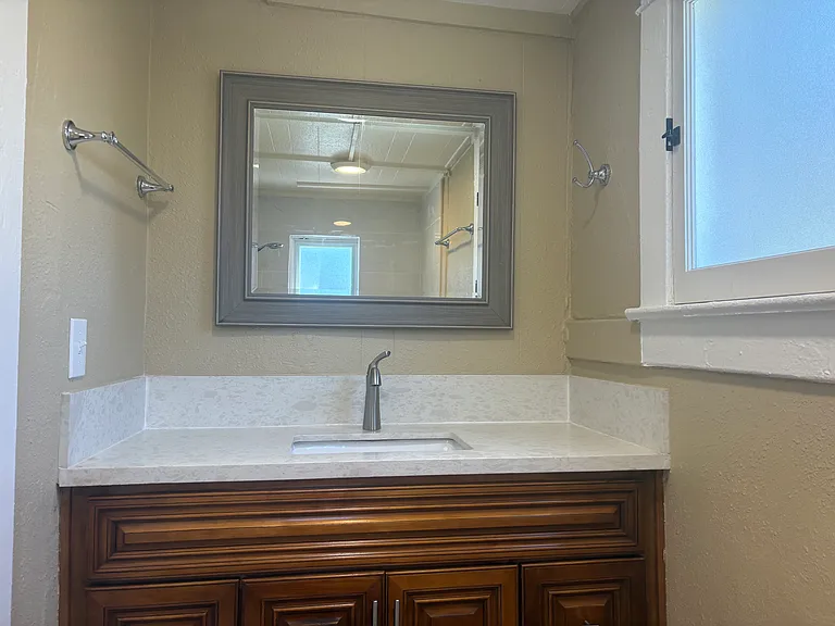 318 S Broadway St — Photo 16