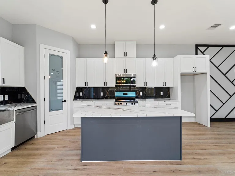 6631 Foster St — Photo 4