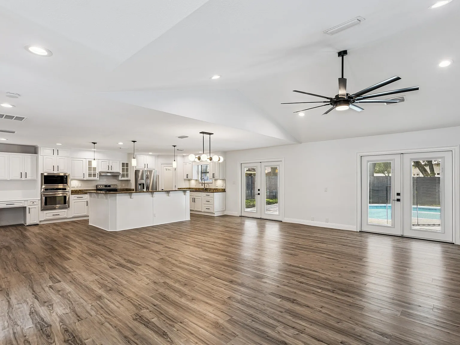 5 bed, 2.5 bath, 2400 sqft, $3,500 — Photo 4