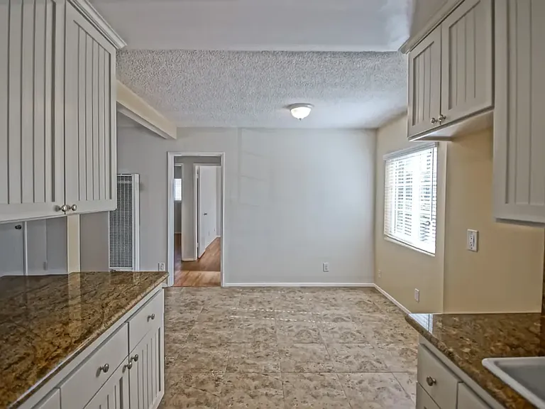 1815 Clark Ln — Photo 11