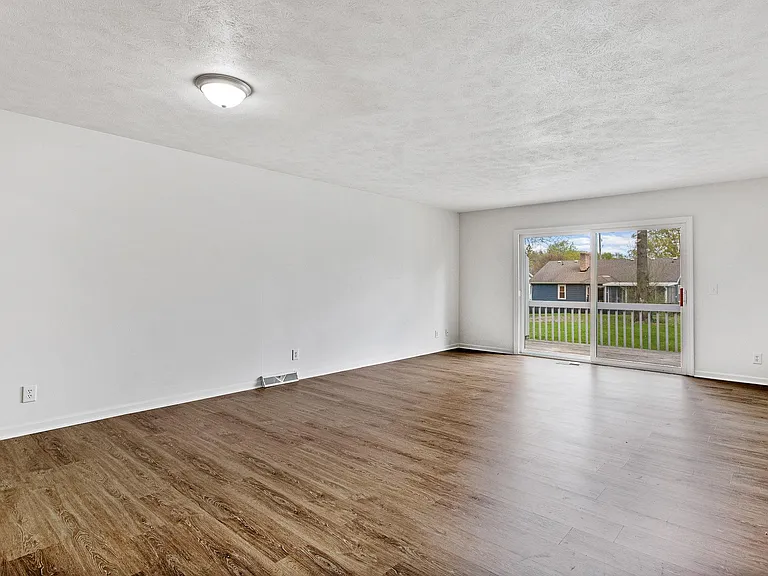 2215 Leonard St NE — Photo 7