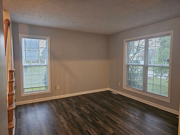 4th image of 35 Richmond Park Dr