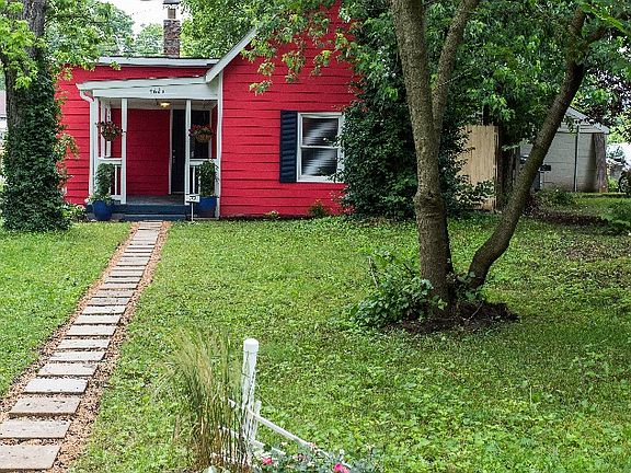 Paver pathway in large front
