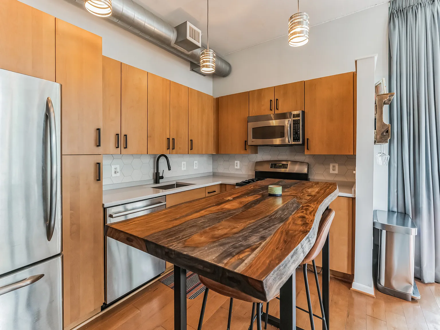 2 bed, 992 sqft, $4,000 — Photo 3