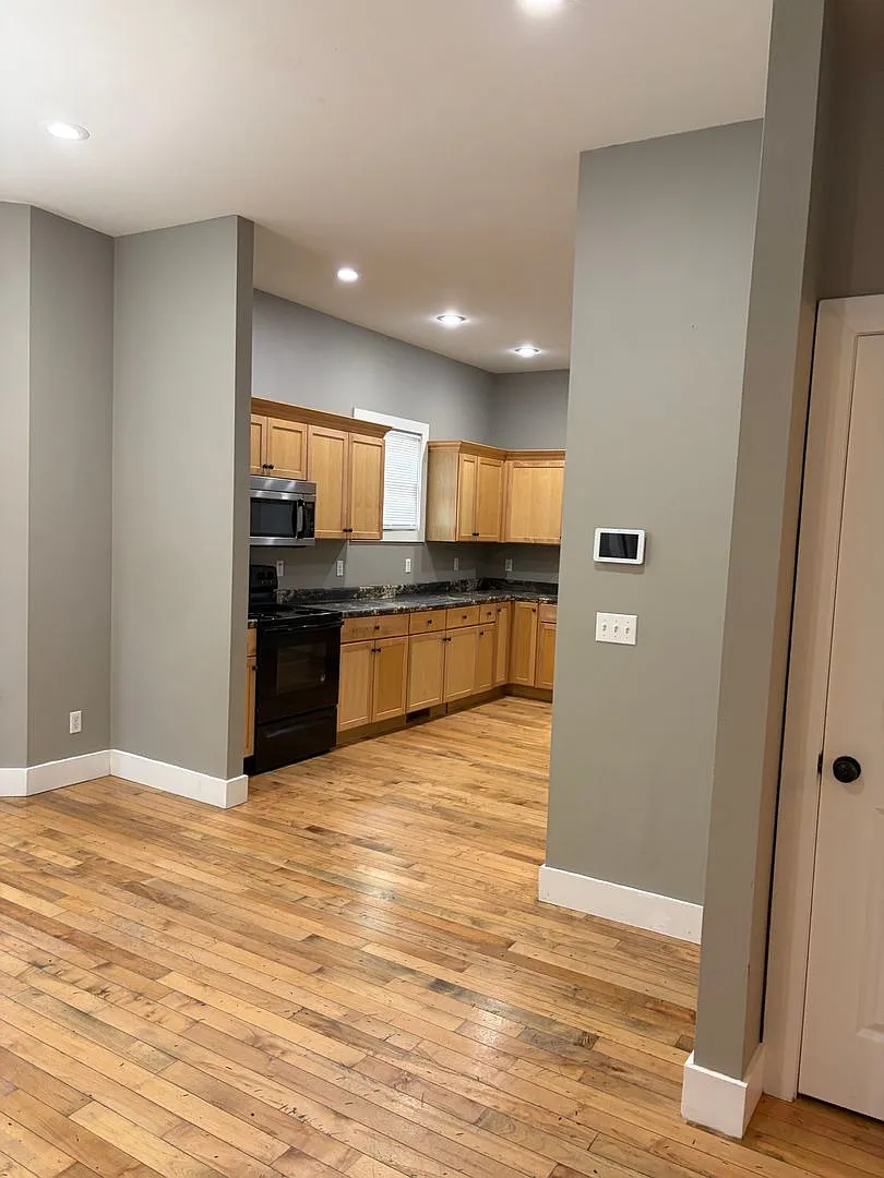 5 bedroom, 3 bath — Photo 2