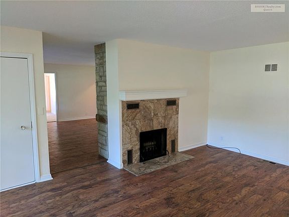 4th image of 209 N Agate St