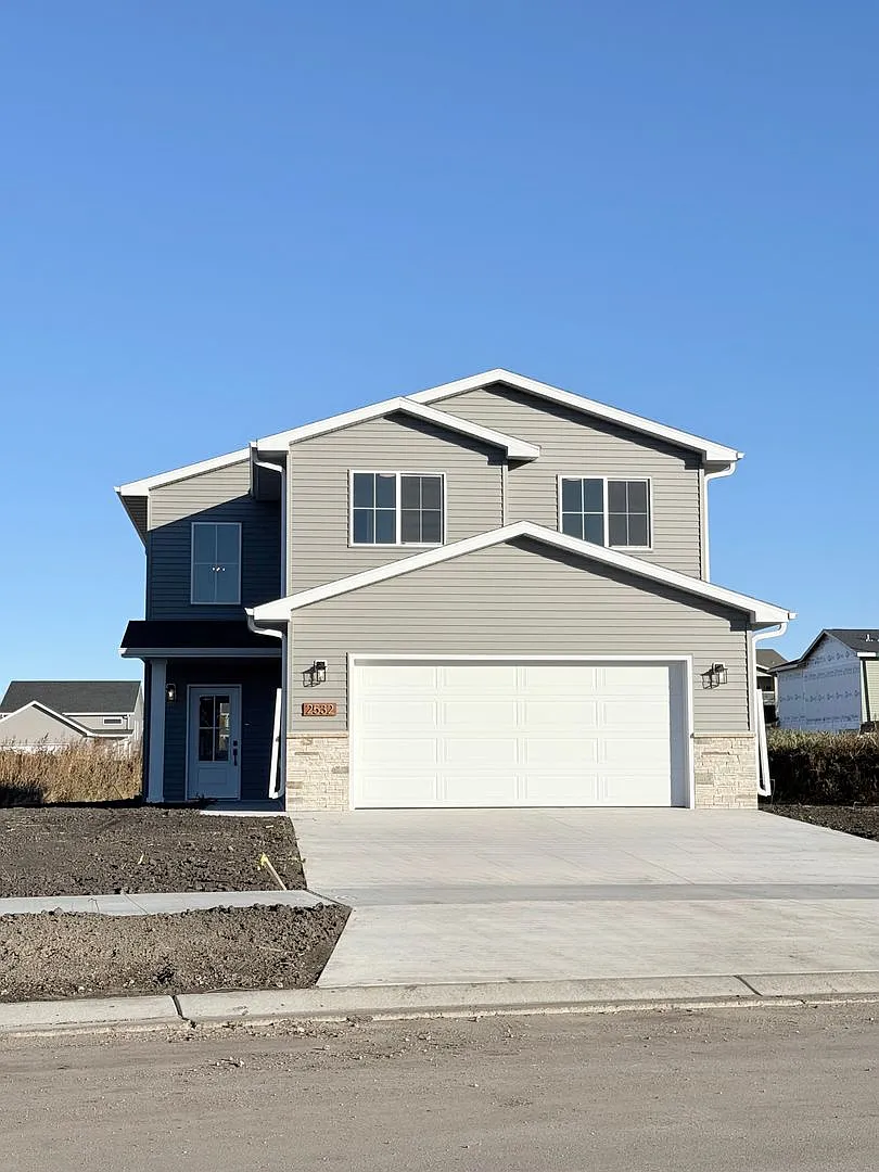 New Construction - 4 Bdrm/ 2 1/2 Bath Moorhead Home - — Photo 2