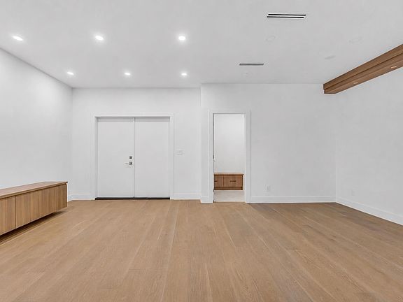 4th image of 6176 Elgin Ave #3