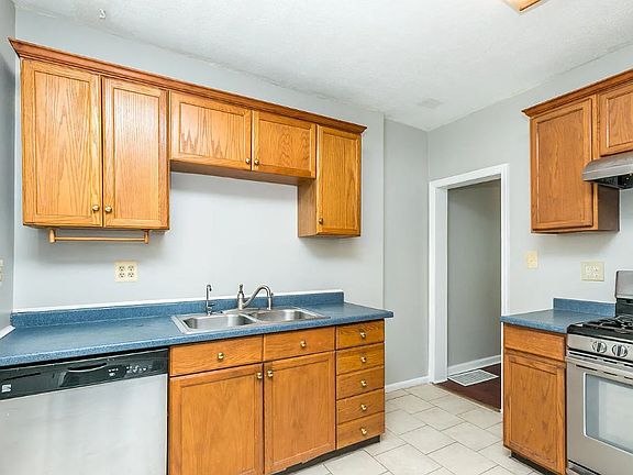 2nd image of 421 Fawcett St