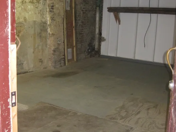 4424 Third Avenue image 2 of 33