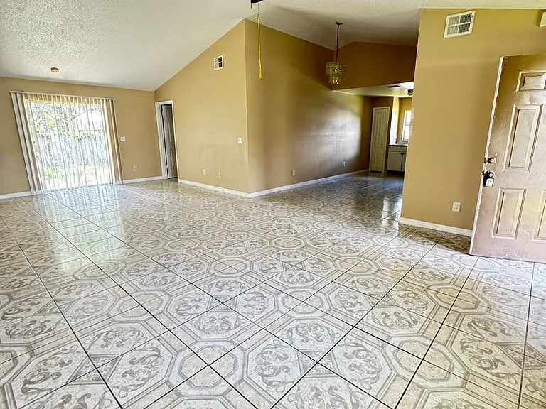 318 Ronnie Cir — Photo 8