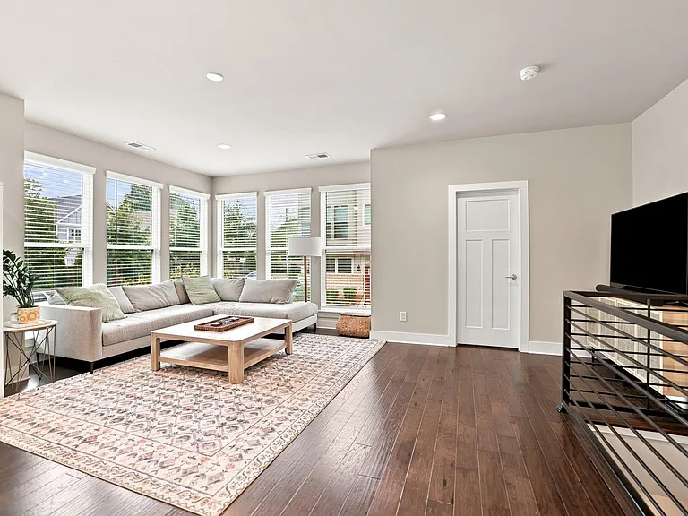 340 Uptown West Dr — Photo 4