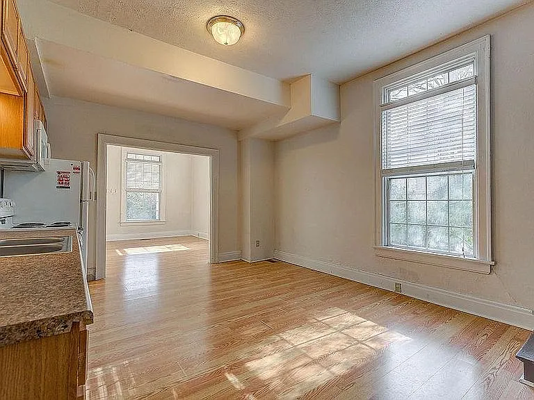3 bed, 1000 sqft, $2,100 — Photo 4