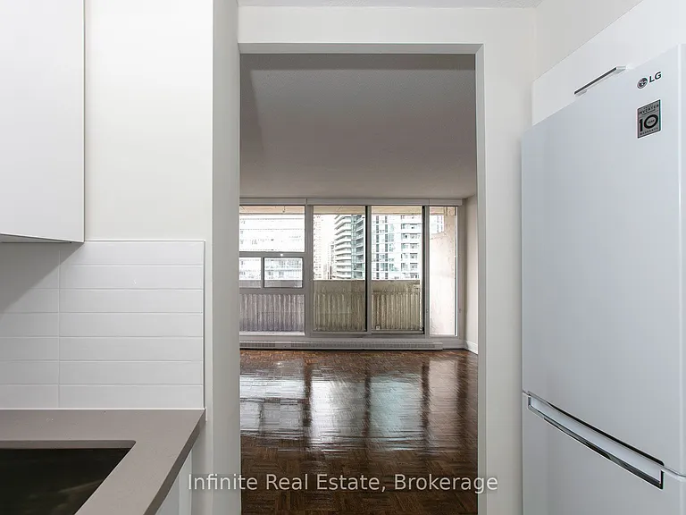 33 Isabella St #814 — Photo 4