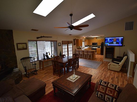 3rd image of 12866 Greenvalley Cir