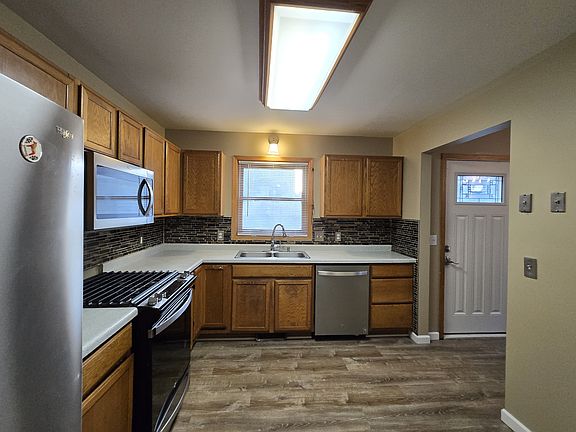 Full eat in Kitchen with stainless steel appliances and Kitchen window