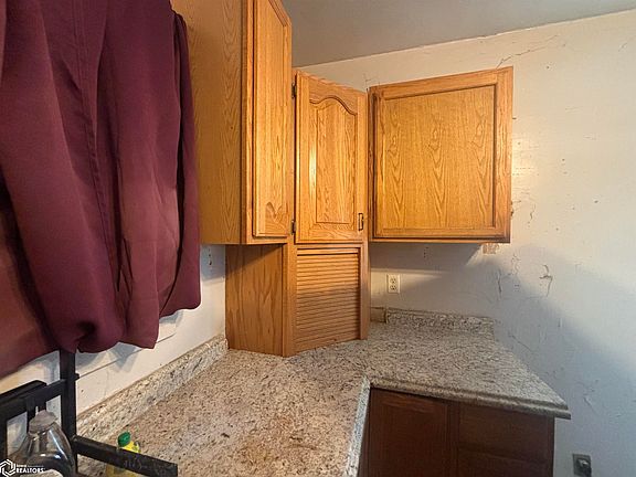 5th image of 702 N Main St
