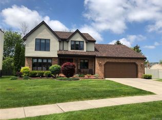 16 Wagon Wheel Dr, East Amherst, NY 14051