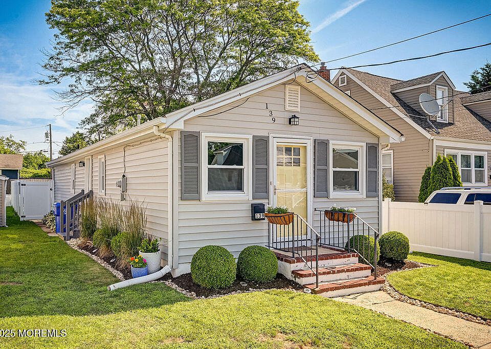 1st image of 139 Seabreeze Avenue