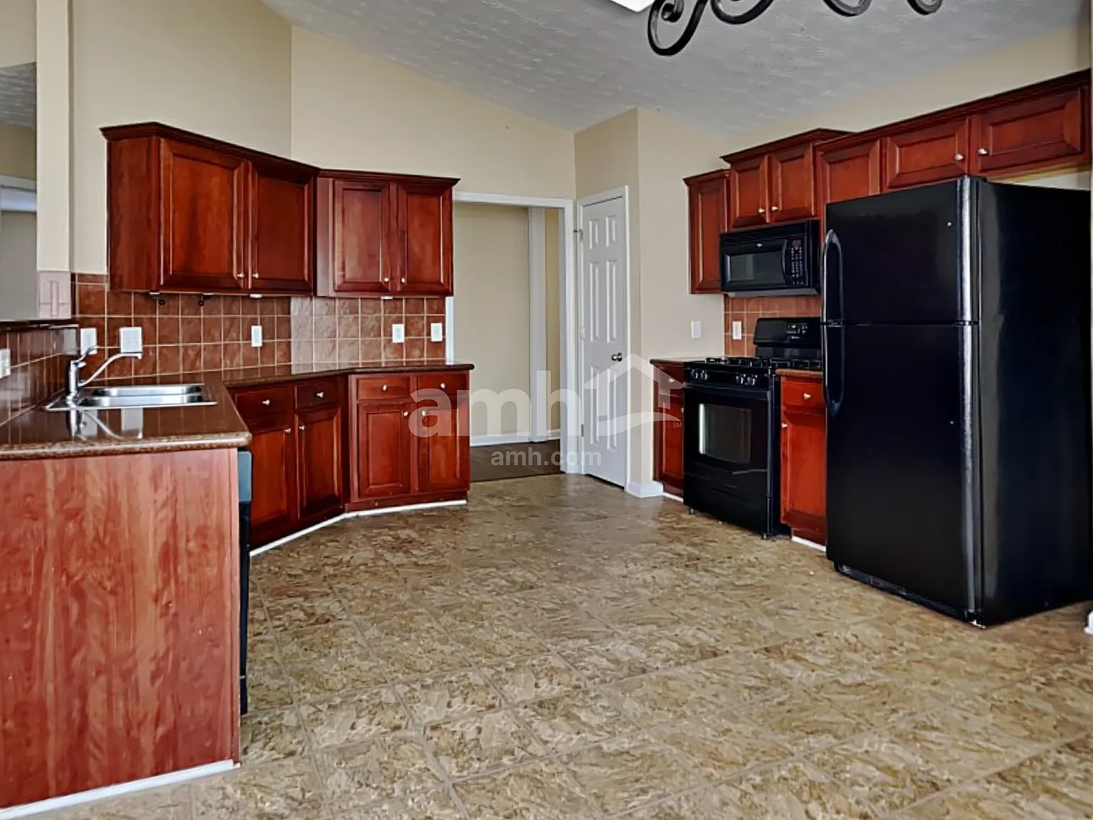 3 bed, 2.0 bath, 1661 sqft, $2,110 — Photo 3