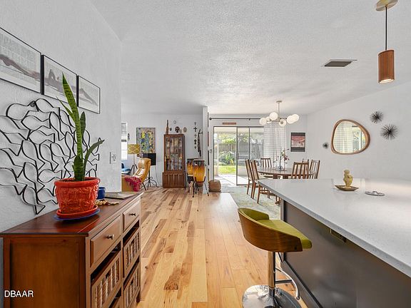4th image of 44 Woodsong Ln