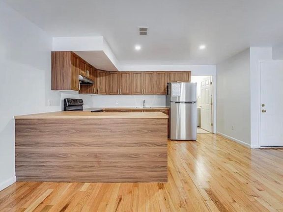 4th image of 283 Winfield Ave Floor 1