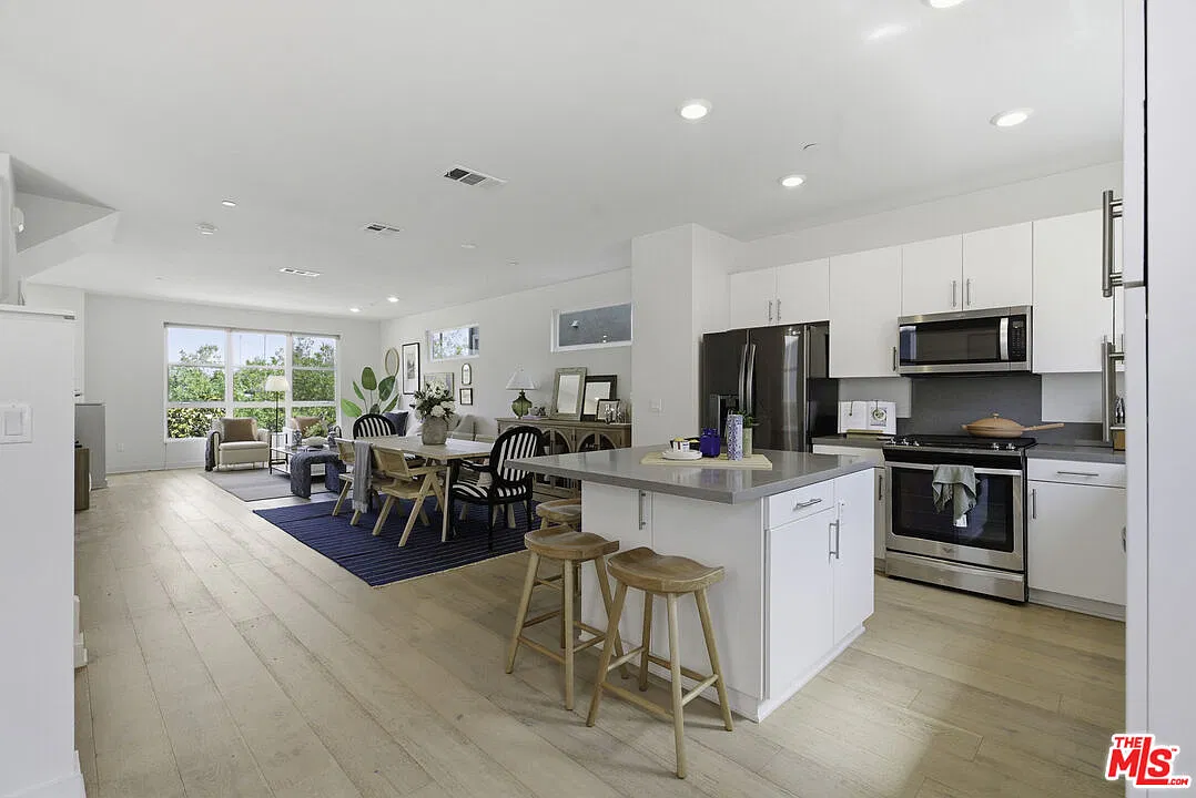 2700 E Chaucer St — Photo 4