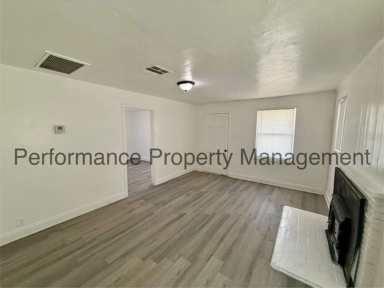 3703 Eucalyptus Dr — Photo 3