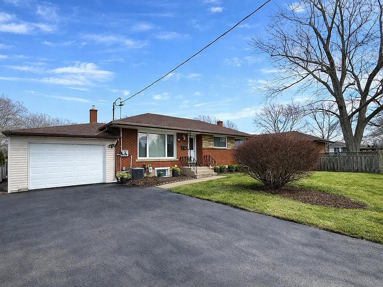 90 Rochelle Dr — Photo 11