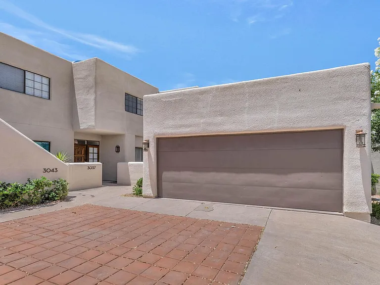 3037 E Rose Ln — Photo 2