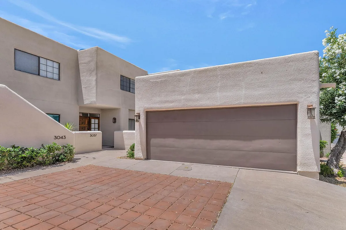 Building Photo - 3037 E Rose Ln