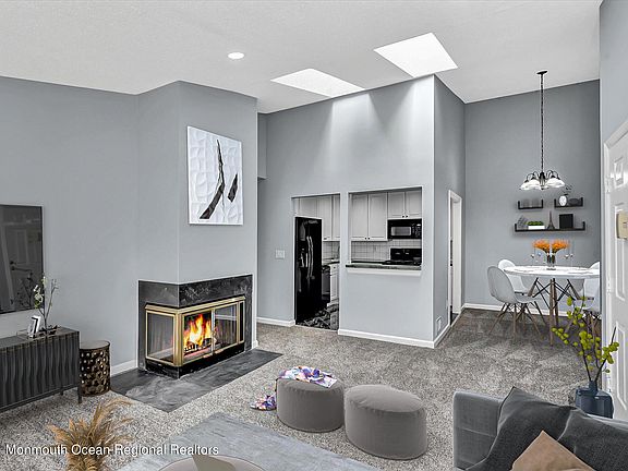 4th image of 331 Bromley Pl #331