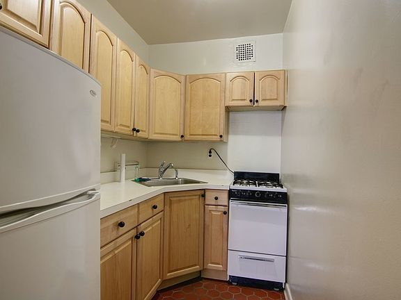 5th image of 143 W 80th St