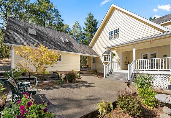 5th image of 2452 Hugo Rd