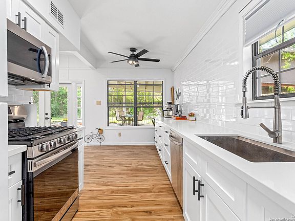4th image of 614 BARCHESTER DR