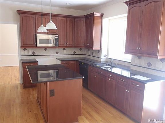 4th image of 8280 Parkside Dr