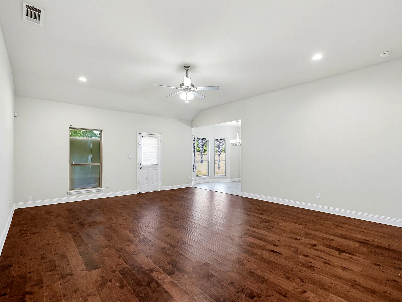 3 bed, 1456 sqft, $1,999 — Photo 4