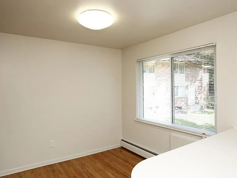 Brookside Gardens Apartments — Photo 9