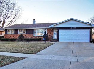 880 Mohawk Dr, Elgin, IL 60120
