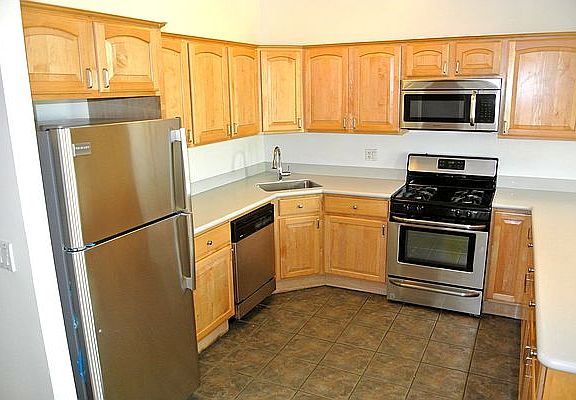 4th image of 633 Vanderbilt Ave APT 3