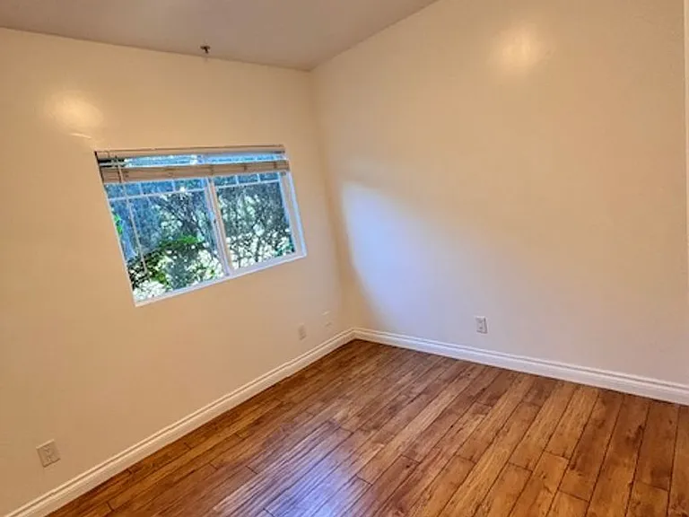 3 Bedroom 2 bathroom unit available, Larchmont area — Photo 12