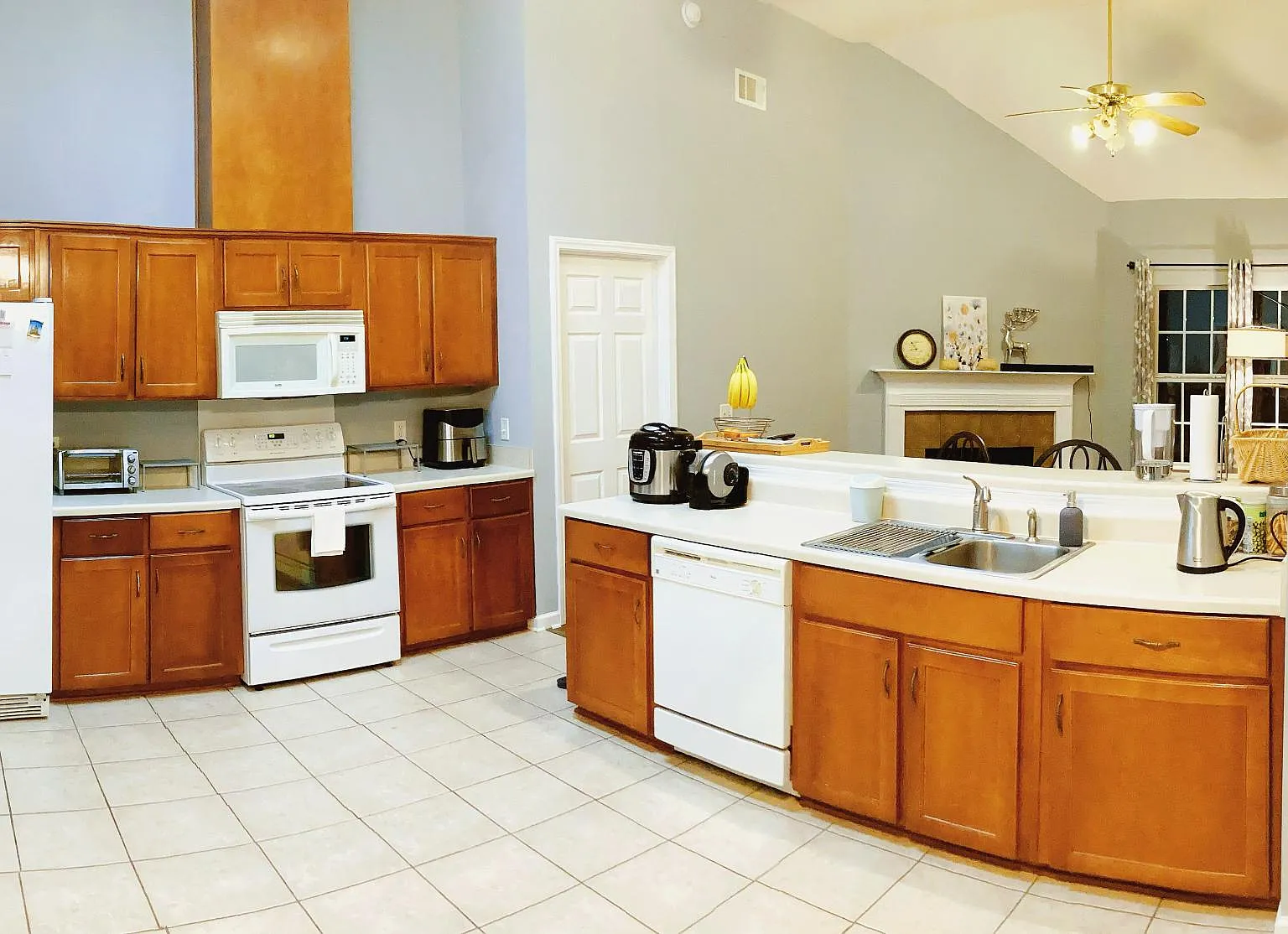 4 bed, 2300 sqft, $2,950 — Photo 4