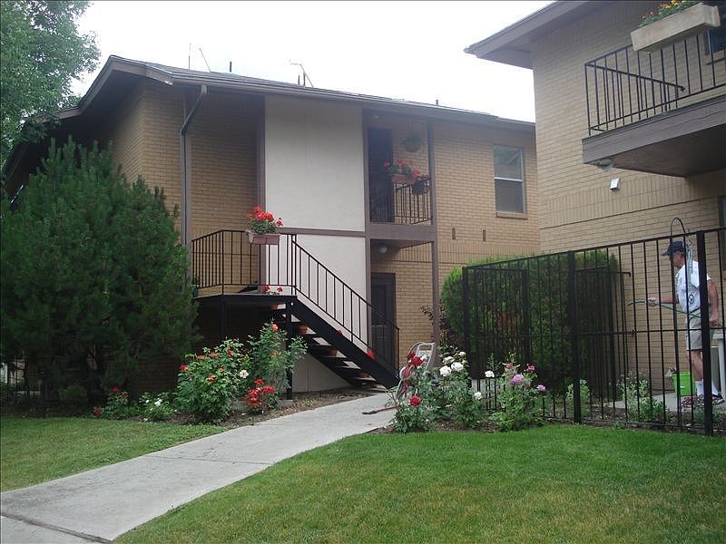 The condo is in the west upstairs ini the north building.