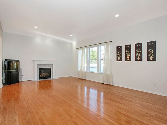 3rd image of 6 Oakland Hills Dr