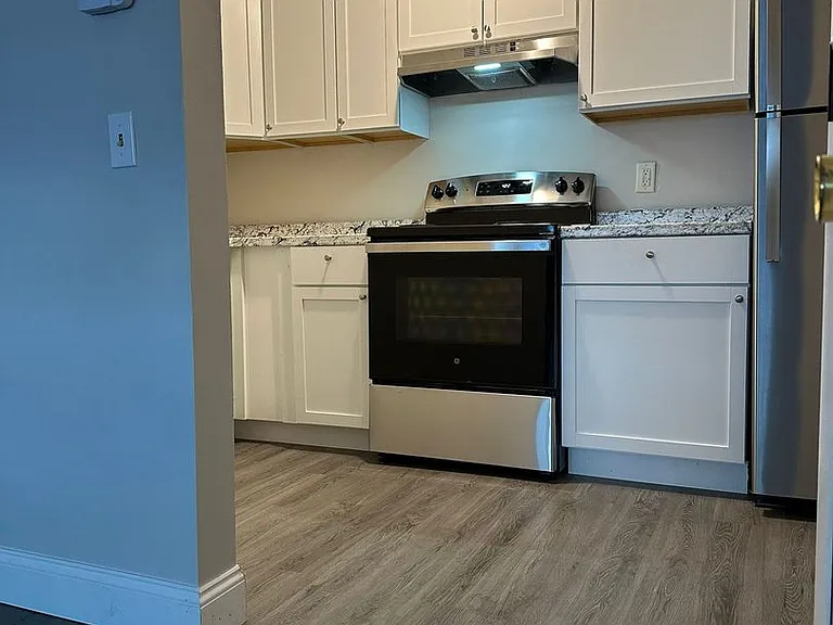 1093 Main St Apartments — Photo 6